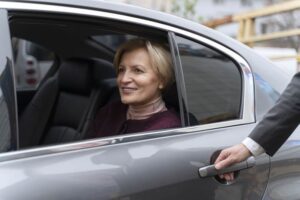 Chauffeur VTC à Bordeaux Véhicule-pour-Transport des Personnes Âgées et Enfants