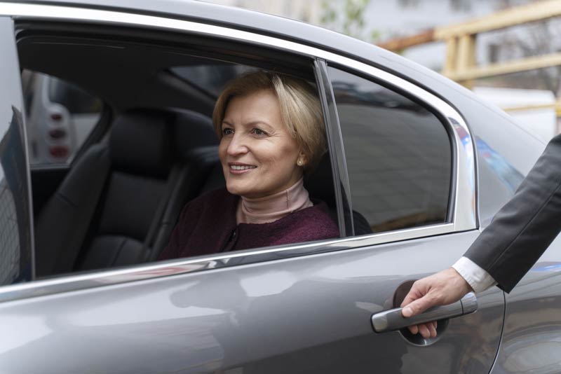 Chauffeur VTC à Bordeaux Véhicule-pour-Transport des Personnes Âgées et Enfants